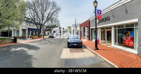 WESTPORT, Connecticut, Stati Uniti - 25 APRILE 2025: Vista panoramica dagli edifici dei negozi di Main Street nella soleggiata giornata primaverile Foto Stock