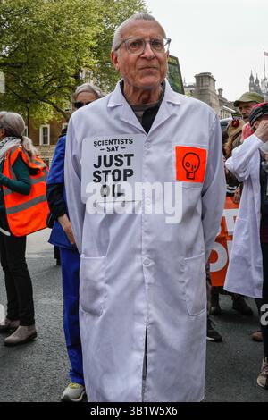 Londra, Regno Unito. 26 aprile 2025. Diverse migliaia di manifestanti marciano con Just Stop Oil per la loro protesta "Final Action" attraverso Whitehall e Trafalgar Square e verso le Corti reali. Il gruppo ha annunciato che avrebbero presumibilmente fermato o messo in pausa i loro raduni pubblici e le loro azioni per ora, ma devono continuare con la resistenza civile Credit: Imageplotter/Alamy Live News Foto Stock