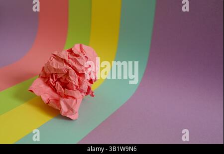 Carta chiara minimalista astratta su sfondo sgualcito in diversi disegni e foto Foto Stock