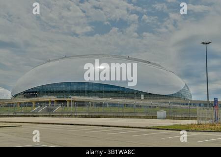 Adler, Sochi, Russia – 6 luglio 2018. Bolshoy Ice Dome, arena polivalente al coperto all'Olympic Park, Sochi, Russia. Inaugurato nel 2012, l'arena da 000 posti Foto Stock