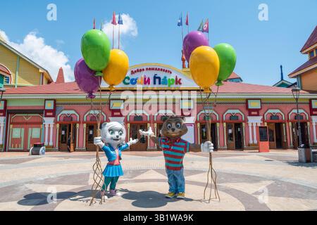 Adler, Sochi, Russia – 7 luglio 2018. Parco a tema Sochi Park nel quartiere Adler di Sochi, Russia. Vista esterna dell'entrata, con personaggi dei cartoni animati. Foto Stock