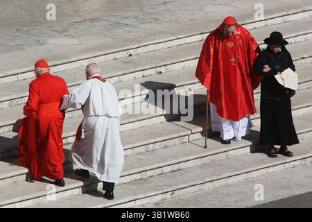 Città del Vaticano, Vaticano. 26 aprile 2025. VATICAANSTAD - Cardinali il funerale di Papa Francesco in Piazza San Pietro. il papa morì all'età di 88 anni. ANP RAMON MANGOLD netherlands Out - belgio Out crediti: ANP/Alamy Live News Foto Stock