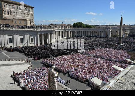Roma, Italia. 26 aprile 2025. Una vista generale di Piazza San Pietro mentre i lori si riuniscono durante il funerale di Papa Francesco. Credito: SOPA Images Limited/Alamy Live News Foto Stock
