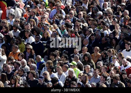 Papa Francesco ha onorato la solenne cerimonia funebre in Piazza San Pietro durante il funerale di Papa Francesco in Piazza San Pietro il 26 aprile 2025 nella città del Vaticano. Papa Francesco morì il 21 aprile all'età di 88 anni. Nato in Argentina come Jorge Mario Bergoglio, fu il primo latino-americano e il primo gesuita a diventare Papa quando eletto nel 2013. Prendendo il nome di Francesco in onore di San Francesco d'Assisi, promosse una versione più umile del papato rispetto a molti dei suoi predecessori. Sarà sepolto fuori dal Vaticano in una semplice bara di legno nella Basilica di Santa Maria maggiore.  BPH5906 Copia Foto Stock