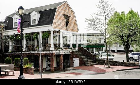 WESTPORT, Connecticut, Stati Uniti - 25 APRILE 2025: Negozio di brandy Melville e Catherine H a Main St con alberi in fiore nella soleggiata giornata primaverile Foto Stock