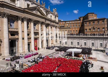 Roma, Italia. 26 aprile 2025. Una vista generale di Piazza San Pietro durante il funerale di Papa Francesco nella città del Vaticano, Vaticano, il 26 aprile 2025. Papa Francesco muore il 21 aprile all'età di 88 anni. Credito: Live Media Publishing Group/Alamy Live News Foto Stock