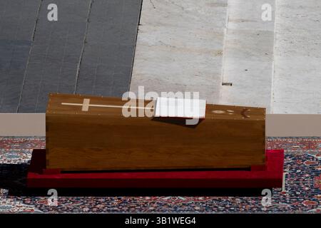 Città del Vaticano, Vaticano. 26 aprile 2025. La bara di Papa Francesco in Piazza San Pietro per il suo funerale in Vaticano, 26 aprile 2025. Crediti: Insidefoto/Alamy Live News Foto Stock