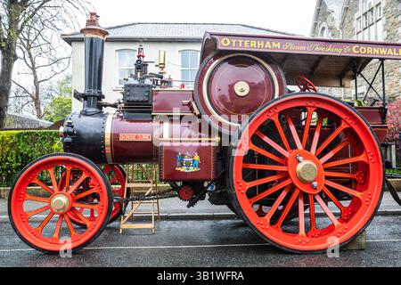 Camborne, Cornovaglia, Regno Unito, 26 aprile 2025, Richard Trevithick (13 aprile 1771 - 22 aprile 1833) è stato un inventore e ingegnere minerario britannico che è stato celebrato oggi nella parata annuale. L'evento che ha attirato circa 25-35.000 persone è iniziato la mattina presto con la processione di Kernow Pipes and Drummers seguita da una Bal Maiden e Miners Children's Dance. Nel pomeriggio c'è stata una danza Trevithick per adulti seguita dall'evento principale della giornata, che è stata una grande sfilata di motori a trazione a vapore. Crediti: Keith Larby/Alamy Live News Foto Stock