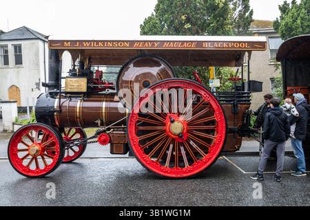 Camborne, Cornovaglia, Regno Unito, 26 aprile 2025, Richard Trevithick (13 aprile 1771 - 22 aprile 1833) è stato un inventore e ingegnere minerario britannico che è stato celebrato oggi nella parata annuale. L'evento che ha attirato circa 25-35.000 persone è iniziato la mattina presto con la processione di Kernow Pipes and Drummers seguita da una Bal Maiden e Miners Children's Dance. Nel pomeriggio c'è stata una danza Trevithick per adulti seguita dall'evento principale della giornata, che è stata una grande sfilata di motori a trazione a vapore. Crediti: Keith Larby/Alamy Live News Foto Stock