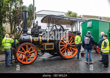 Camborne, Cornovaglia, Regno Unito, 26 aprile 2025, Richard Trevithick (13 aprile 1771 - 22 aprile 1833) è stato un inventore e ingegnere minerario britannico che è stato celebrato oggi nella parata annuale. L'evento che ha attirato circa 25-35.000 persone è iniziato la mattina presto con la processione di Kernow Pipes and Drummers seguita da una Bal Maiden e Miners Children's Dance. Nel pomeriggio c'è stata una danza Trevithick per adulti seguita dall'evento principale della giornata, che è stata una grande sfilata di motori a trazione a vapore. Crediti: Keith Larby/Alamy Live News Foto Stock