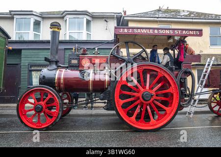 Camborne, Cornovaglia, Regno Unito, 26 aprile 2025, Richard Trevithick (13 aprile 1771 - 22 aprile 1833) è stato un inventore e ingegnere minerario britannico che è stato celebrato oggi nella parata annuale. L'evento che ha attirato circa 25-35.000 persone è iniziato la mattina presto con la processione di Kernow Pipes and Drummers seguita da una Bal Maiden e Miners Children's Dance. Nel pomeriggio c'è stata una danza Trevithick per adulti seguita dall'evento principale della giornata, che è stata una grande sfilata di motori a trazione a vapore. Crediti: Keith Larby/Alamy Live News Foto Stock