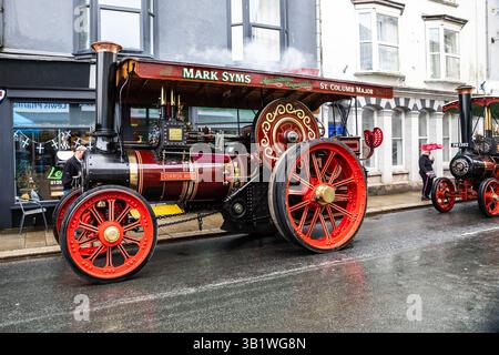Camborne, Cornovaglia, Regno Unito, 26 aprile 2025, Richard Trevithick (13 aprile 1771 - 22 aprile 1833) è stato un inventore e ingegnere minerario britannico che è stato celebrato oggi nella parata annuale. L'evento che ha attirato circa 25-35.000 persone è iniziato la mattina presto con la processione di Kernow Pipes and Drummers seguita da una Bal Maiden e Miners Children's Dance. Nel pomeriggio c'è stata una danza Trevithick per adulti seguita dall'evento principale della giornata, che è stata una grande sfilata di motori a trazione a vapore. Crediti: Keith Larby/Alamy Live News Foto Stock