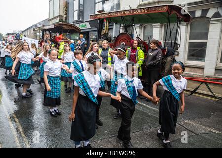 Camborne, Cornovaglia, Regno Unito, 26 aprile 2025, Richard Trevithick (13 aprile 1771 - 22 aprile 1833) è stato un inventore e ingegnere minerario britannico che è stato celebrato oggi nella parata annuale. L'evento che ha attirato circa 25-35.000 persone è iniziato la mattina presto con la processione di Kernow Pipes and Drummers seguita da una Bal Maiden e Miners Children's Dance. Nel pomeriggio c'è stata una danza Trevithick per adulti seguita dall'evento principale della giornata, che è stata una grande sfilata di motori a trazione a vapore. Crediti: Keith Larby/Alamy Live News Foto Stock