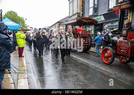 Camborne, Cornovaglia, Regno Unito, 26 aprile 2025, Richard Trevithick (13 aprile 1771 - 22 aprile 1833) è stato un inventore e ingegnere minerario britannico che è stato celebrato oggi nella parata annuale. L'evento che ha attirato circa 25-35.000 persone è iniziato la mattina presto con la processione di Kernow Pipes and Drummers seguita da una Bal Maiden e Miners Children's Dance. Nel pomeriggio c'è stata una danza Trevithick per adulti seguita dall'evento principale della giornata, che è stata una grande sfilata di motori a trazione a vapore. Crediti: Keith Larby/Alamy Live News Foto Stock