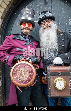 Camborne, Cornovaglia, Regno Unito, 26 aprile 2025, Richard Trevithick (13 aprile 1771 - 22 aprile 1833) è stato un inventore e ingegnere minerario britannico che è stato celebrato oggi nella parata annuale. L'evento che ha attirato circa 25-35.000 persone è iniziato la mattina presto con la processione di Kernow Pipes and Drummers seguita da una Bal Maiden e Miners Children's Dance. Nel pomeriggio c'è stata una danza Trevithick per adulti seguita dall'evento principale della giornata, che è stata una grande sfilata di motori a trazione a vapore. Crediti: Keith Larby/Alamy Live News Foto Stock