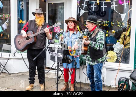 Camborne, Cornovaglia, Regno Unito, 26 aprile 2025, Richard Trevithick (13 aprile 1771 - 22 aprile 1833) è stato un inventore e ingegnere minerario britannico che è stato celebrato oggi nella parata annuale. L'evento che ha attirato circa 25-35.000 persone è iniziato la mattina presto con la processione di Kernow Pipes and Drummers seguita da una Bal Maiden e Miners Children's Dance. Nel pomeriggio c'è stata una danza Trevithick per adulti seguita dall'evento principale della giornata, che è stata una grande sfilata di motori a trazione a vapore. Crediti: Keith Larby/Alamy Live News Foto Stock