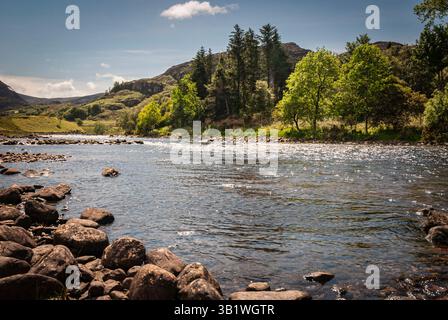 Un'immagine HDR soleggiata, estiva e paesaggistica del fiume Ewe con luce solare che riflette sulle increspature, Poolewe, Wester Ross, Scozia. 3 giugno 2009 Foto Stock