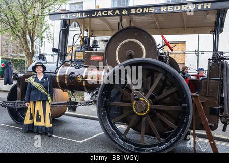 Camborne, Cornovaglia, Regno Unito, 26 aprile 2025, Richard Trevithick (13 aprile 1771 - 22 aprile 1833) è stato un inventore e ingegnere minerario britannico che è stato celebrato oggi nella parata annuale. L'evento che ha attirato circa 25-35.000 persone è iniziato la mattina presto con la processione di Kernow Pipes and Drummers seguita da una Bal Maiden e Miners Children's Dance. Nel pomeriggio c'è stata una danza Trevithick per adulti seguita dall'evento principale della giornata, che è stata una grande sfilata di motori a trazione a vapore. Crediti: Keith Larby/Alamy Live News Foto Stock