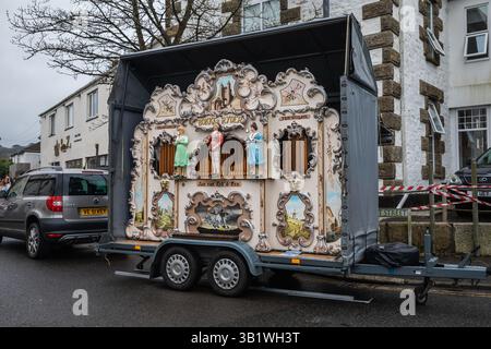 Camborne, Cornovaglia, Regno Unito, 26 aprile 2025, Richard Trevithick (13 aprile 1771 - 22 aprile 1833) è stato un inventore e ingegnere minerario britannico che è stato celebrato oggi nella parata annuale. L'evento che ha attirato circa 25-35.000 persone è iniziato la mattina presto con la processione di Kernow Pipes and Drummers seguita da una Bal Maiden e Miners Children's Dance. Nel pomeriggio c'è stata una danza Trevithick per adulti seguita dall'evento principale della giornata, che è stata una grande sfilata di motori a trazione a vapore. Crediti: Keith Larby/Alamy Live News Foto Stock