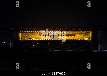Vista notturna dello stadio San Siro di Milano, illuminato dalla luce del sistema di riscaldamento del campo. Foto Stock