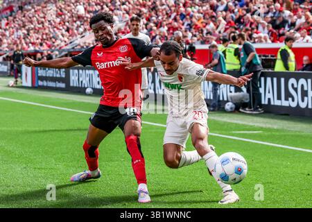 LEVERKUSEN, GERMANIA - APRILE 26: Durante la partita di Bundesliga tra Bayer 04 Leverkusen e FC Augsburg al BayArena il 26 aprile 2025 a Leverkusen, Germania. (Foto di Pieter van der Woude/Orange Pictures) Foto Stock