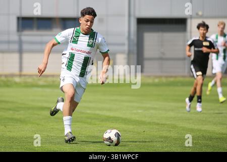 Mönchengladbach, Deutschland 26. Aprile 2025: B-Junioren DFB-Nachwuchsliga - 2024/25 - Borussia Mönchengladbach U17 vs. 1. FC Union Berlin U17 IM Bild: Joseph Bellahsen (Borussia Mönchengladbach U17) Foto Stock