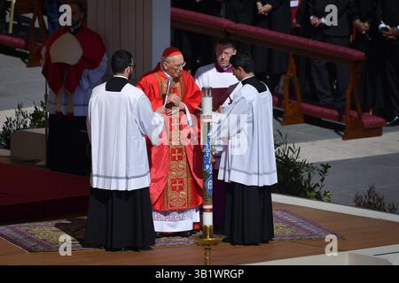 Città del Vaticano, città del Vaticano. 26 aprile 2025. Il funerale di Papa Francesco celebrato dal cardinale Giovanni Battista Re sul parvis della Basilica di San Pietro. 26 aprile 2025 credito: Agenzia fotografica indipendente/Alamy Live News Foto Stock