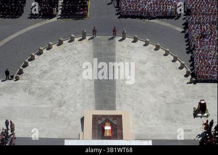Vaticano, città del Vaticano. 26 aprile 2025. La bara di Papa Francesco durante i funerali in Piazza San Pietro a città del Vaticano, Vaticano sabato 26 aprile 2025. Papa Francesco morì il 21 aprile all'età di 88 anni. Nato in Argentina come Jorge Mario Bergoglio, fu il primo latino-americano e il primo gesuita a diventare Papa quando eletto nel 2013. Foto di Sefano Spaziani/UPI credito: UPI/Alamy Live News Foto Stock