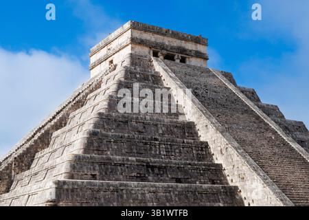 Chichen Itza - la piramide Maya di El Castillo, una delle 8 meraviglie del mondo. Foto Stock
