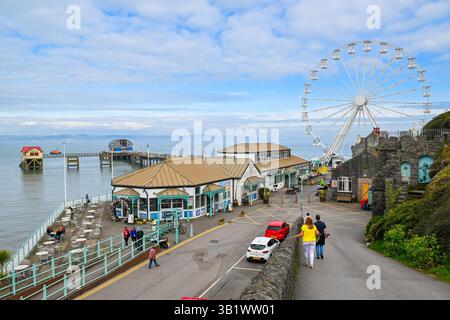 Mumbles, Galles, Regno Unito. 26 aprile 2025. Meteo nel Regno Unito. Vista generale della grande ruota panoramica al molo di Mumbles a Mumbles vicino a Swansea, in Galles, in un pomeriggio di sole caldo e nebbioso. Crediti fotografici: Graham Hunt/Alamy Live News Foto Stock