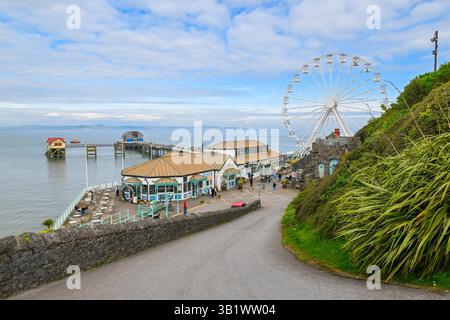 Mumbles, Galles, Regno Unito. 26 aprile 2025. Meteo nel Regno Unito. Vista generale della grande ruota panoramica al molo di Mumbles a Mumbles vicino a Swansea, in Galles, in un pomeriggio di sole caldo e nebbioso. Crediti fotografici: Graham Hunt/Alamy Live News Foto Stock