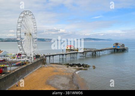 Mumbles, Galles, Regno Unito. 26 aprile 2025. Meteo nel Regno Unito. Vista generale della grande ruota panoramica al molo di Mumbles a Mumbles vicino a Swansea, in Galles, in un pomeriggio di sole caldo e nebbioso. Crediti fotografici: Graham Hunt/Alamy Live News Foto Stock