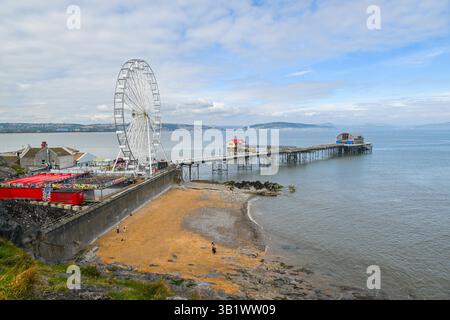 Mumbles, Galles, Regno Unito. 26 aprile 2025. Meteo nel Regno Unito. Vista generale della grande ruota panoramica al molo di Mumbles a Mumbles vicino a Swansea, in Galles, in un pomeriggio di sole caldo e nebbioso. Crediti fotografici: Graham Hunt/Alamy Live News Foto Stock