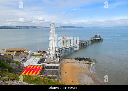 Mumbles, Galles, Regno Unito. 26 aprile 2025. Meteo nel Regno Unito. Vista generale della grande ruota panoramica al molo di Mumbles a Mumbles vicino a Swansea, in Galles, in un pomeriggio di sole caldo e nebbioso. Crediti fotografici: Graham Hunt/Alamy Live News Foto Stock