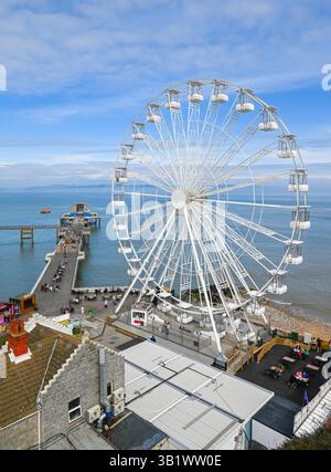 Mumbles, Galles, Regno Unito. 26 aprile 2025. Meteo nel Regno Unito. Vista generale della grande ruota panoramica al molo di Mumbles a Mumbles vicino a Swansea, in Galles, in un pomeriggio di sole caldo e nebbioso. Crediti fotografici: Graham Hunt/Alamy Live News Foto Stock