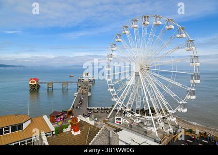 Mumbles, Galles, Regno Unito. 26 aprile 2025. Meteo nel Regno Unito. Vista generale della grande ruota panoramica al molo di Mumbles a Mumbles vicino a Swansea, in Galles, in un pomeriggio di sole caldo e nebbioso. Crediti fotografici: Graham Hunt/Alamy Live News Foto Stock