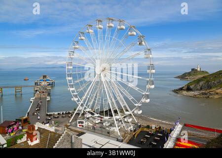 Mumbles, Galles, Regno Unito. 26 aprile 2025. Meteo nel Regno Unito. Vista generale della grande ruota panoramica al molo di Mumbles a Mumbles vicino a Swansea, in Galles, in un pomeriggio di sole caldo e nebbioso. Crediti fotografici: Graham Hunt/Alamy Live News Foto Stock