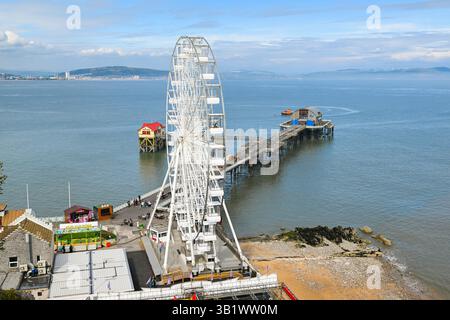 Mumbles, Galles, Regno Unito. 26 aprile 2025. Meteo nel Regno Unito. Vista generale della grande ruota panoramica al molo di Mumbles a Mumbles vicino a Swansea, in Galles, in un pomeriggio di sole caldo e nebbioso. Crediti fotografici: Graham Hunt/Alamy Live News Foto Stock