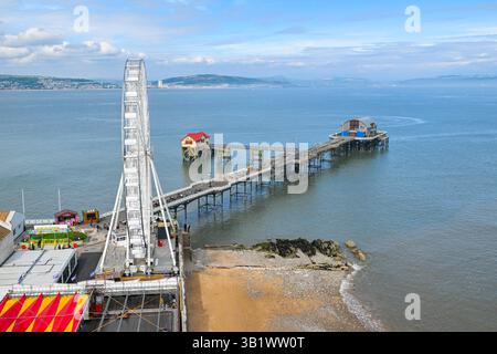 Mumbles, Galles, Regno Unito. 26 aprile 2025. Meteo nel Regno Unito. Vista generale della grande ruota panoramica al molo di Mumbles a Mumbles vicino a Swansea, in Galles, in un pomeriggio di sole caldo e nebbioso. Crediti fotografici: Graham Hunt/Alamy Live News Foto Stock