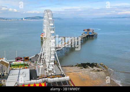Mumbles, Galles, Regno Unito. 26 aprile 2025. Meteo nel Regno Unito. Vista generale della grande ruota panoramica al molo di Mumbles a Mumbles vicino a Swansea, in Galles, in un pomeriggio di sole caldo e nebbioso. Crediti fotografici: Graham Hunt/Alamy Live News Foto Stock