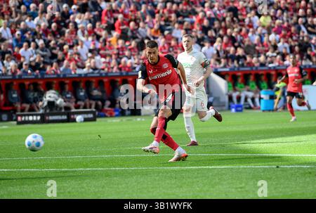 Leverkusen, Germania. 26 aprile 2025. Patrik SCHICK (LEV) segna il gol per fare 1-0, azione, Bundesliga, giorno 31, Bayer 04 Leverkusen (LEV) - FC Augsburg (A), il 26 aprile 2025, a Leverkusen, Germania. #Le normative DFL vietano qualsiasi uso di fotografie come sequenze di immagini e/o quasi-video # credito: dpa/Alamy Live News Foto Stock