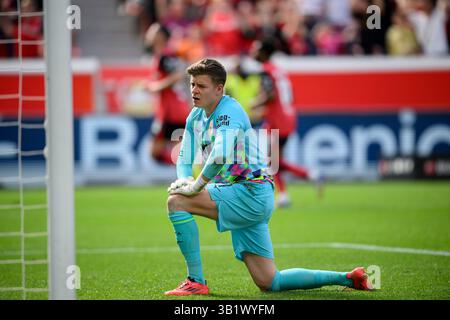 Leverkusen, Germania. 26 aprile 2025. Frustrato dal portiere Finn DAHMEN (A) sullo sfondo, il Team LEV festeggia, Football 1. Bundesliga, 31 anni. Giorno della partita, Bayer 04 Leverkusen (LEV) - FC Augsburg (A), il 26 aprile 2025 a Leverkusen, Germania. #Le normative DFL vietano qualsiasi uso di fotografie come sequenze di immagini e/o quasi-video # credito: dpa/Alamy Live News Foto Stock
