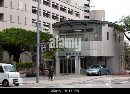 Un "koban" giapponese e' una piccola cabina di polizia o stazione di polizia di quartiere con un design unico, visto qui in un angolo nel centro cittadino di Naha, Okinawa, Giappone. Foto Stock