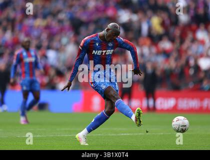 Wembley Stadium, Londra, Regno Unito. 26 aprile 2025. Fa Cup semifinale calcio, Crystal Palace contro Aston Villa; Jean-Philippe Mateta del Crystal Palace tira un tiro e segna ma viene tagliato dall'arbitro al 29° minuto Credit: Action Plus Sports/Alamy Live News Foto Stock