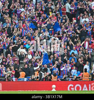 *** Durante la partita semifinale di fa Cup tra Crystal Palace e Aston Villa al Wembley Stadium, Londra, Inghilterra, il 26 aprile 2025. Foto di Phil Hutchinson. Solo per uso editoriale, licenza richiesta per uso commerciale. Non utilizzare in scommesse, giochi o pubblicazioni di singoli club/campionato/giocatori. Crediti: UK Sports Pics Ltd/Alamy Live News Foto Stock