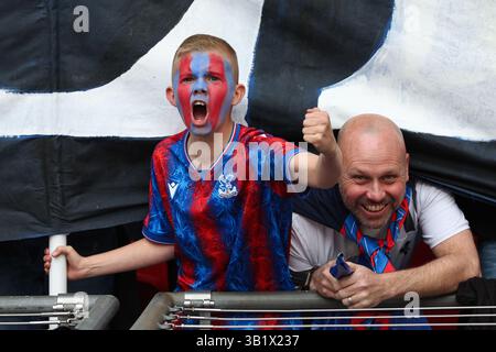 LONDRA, Regno Unito - 26 aprile 2025: I tifosi del Crystal Palace in vista della semifinale della Emirates fa Cup tra il Crystal Palace FC e l'Aston Villa FC al Wembley Stadium (credito: Craig Mercer/ Alamy Live News) Foto Stock