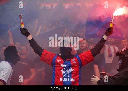 LONDRA, Regno Unito - 26 aprile 2025: I tifosi del Crystal Palace in vista della semifinale della Emirates fa Cup tra il Crystal Palace FC e l'Aston Villa FC al Wembley Stadium (credito: Craig Mercer/ Alamy Live News) Foto Stock
