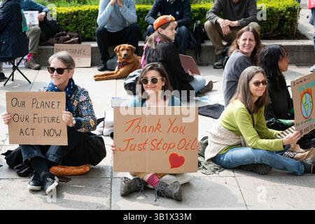 Londra, Regno Unito. 26 aprile 2025. Gli attivisti per il clima di "Mothers Rebellion” tengono una protesta seduto in piazza del Parlamento, con genitori e bambini che evidenziano gli effetti del riscaldamento globale e invitano il governo a fare di più per combatterlo. Hanno anche espresso ringraziamenti e solidarietà con la campagna Just Stop Oil che in seguito ha tenuto la loro marcia finale. L'evento faceva parte di una serie globale di azioni dei genitori preoccupati per il cambiamento climatico. Crediti: Ron Fassbender/Alamy Live News Foto Stock