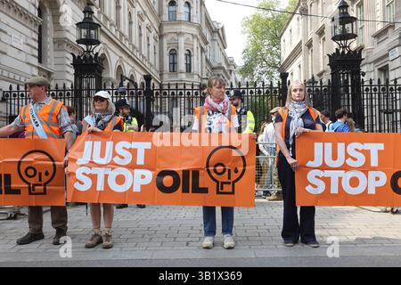 Londra, Regno Unito. 26 aprile 2025. L'ultima protesta diretta di Just Stop Oil si è svolta oggi a Londra, segnando la fine di una campagna di 3 anni che ha portato dimostrazioni climatiche dirompenti e divisive nelle strade. Credito : Monica Wells/Alamy Live News Foto Stock