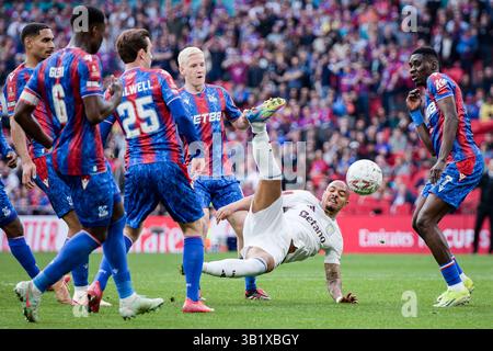 Londra, Regno Unito. 26 aprile 2025. Londra, Inghilterra, aprile 26 2025: Donyell Malen (17 Aston Villa) in azione durante la semifinale di fa Cup tra Crystal Palace e Aston Villa al Wembley Stadium di Londra, Inghilterra. (Pedro Porru/SPP) credito: SPP Sport Press Photo. /Alamy Live News Foto Stock